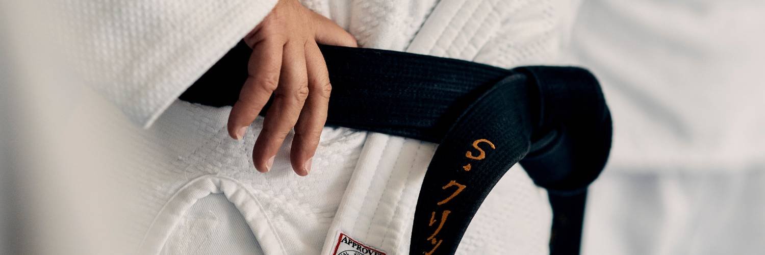 Detailaufnahme eines schwarzen Gürtel eines Judokas.