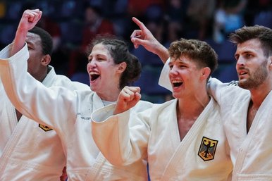 Vier Judokas der Deutschen Nationalmannschaft, die jubeln.