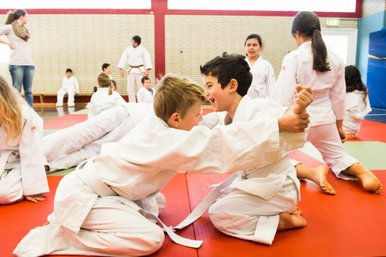 Junge Judoka mit Spass beim Training.