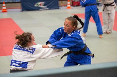 Weibliche Judoka waehrend eines Wettkampfes.