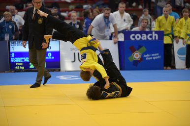 Zwei Judoka waehrend des Wettkampfes beim Jugendpokal.