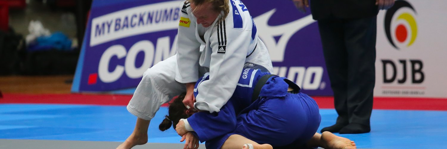 Zwei weibliche Judokas waehrend eines Wettkampfes.