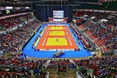 Eine Sporthalle mit 3 Judo-Wettkampfsplaetzen.