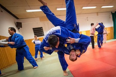 Zwei Judoka waehrend des Trainings.