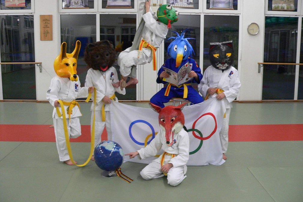 Sechs verkleidete Judoka, mit verschiedenen Tierkoepfen auf.