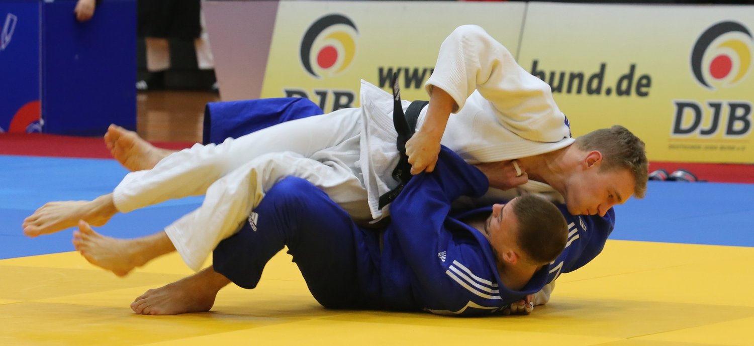Zwei maennliche Judokas waehrend eines Wettkampfes.