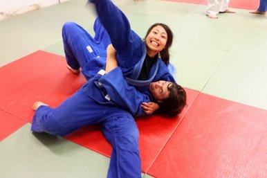 Zwei Judoka mit Spass beim Training.