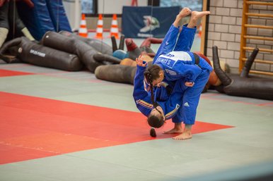 Weibliche Judoka beim Training.