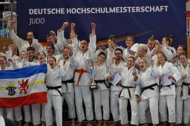 Gruppenfoto einiger Judoka bei den Deutschen Hochschulmeisterschaften.