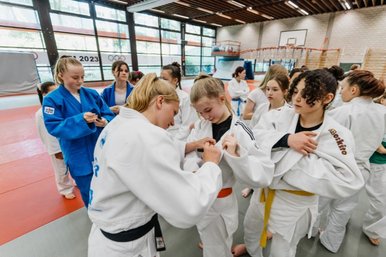 Einige weibliche Judoka, die sich für das Training fertig machen.